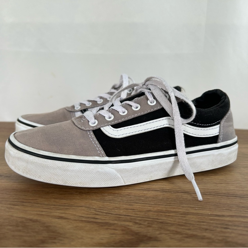 Classic Kids Low-Top Canvas Skate Shoes in Gray and Black